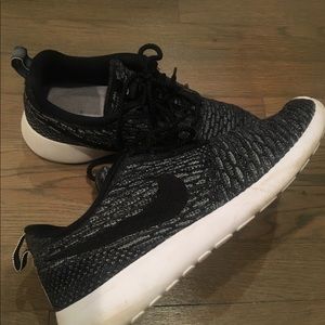 Roshe flyknit Nike’s - size 9 and like new!